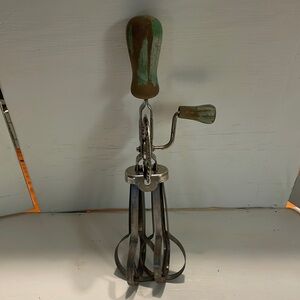 Antique ca 1915 Flint Arrow ECKO Best metal hand crank egg beater wooden handle